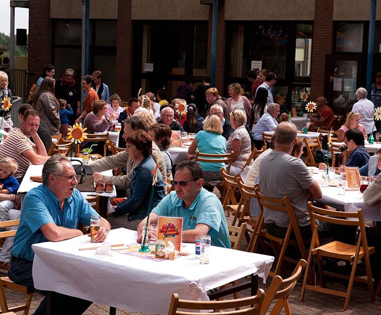 Veel volk tijdens het zomerfeest van MPI Oosterlo