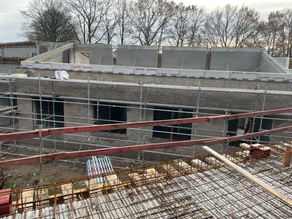 Gevelsteen wordt geplaatst aan de nieuwbouw