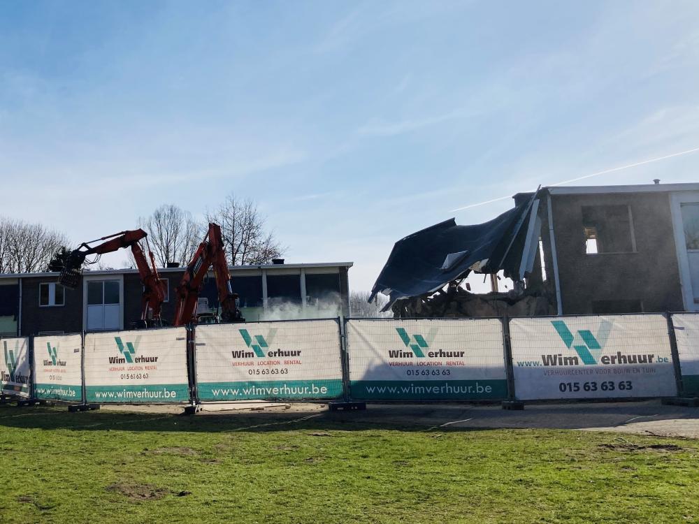 foto van de afbraak van het eerste gebouw, gebouw I