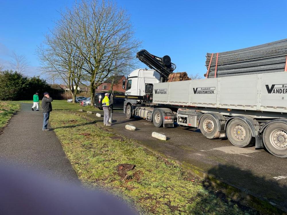 Eerste vrachtwagen komt toe voor de start van de bouwwerken