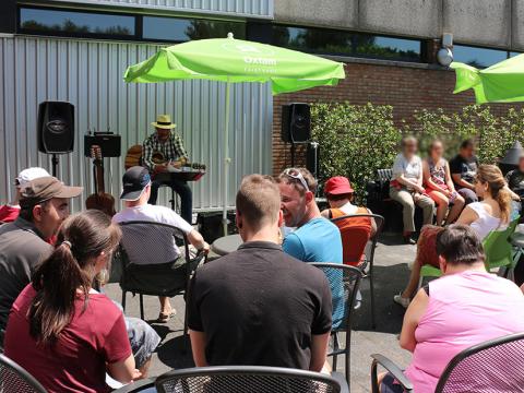 Onze activiteiten bijvoorbeeld muziek beluisteren tijdens Festival Special