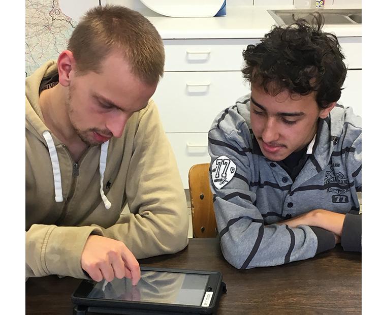Onze jongeren met een verstandelijke beperking oefenen hun digitale vaardigheden op tablets in de leefgroep.