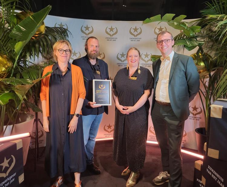 Raf Hensbergen en de directie van MPI Oosterlo tonen fier de nominatie voor zorginnovatie voor het project Begeleid Aanwerven.