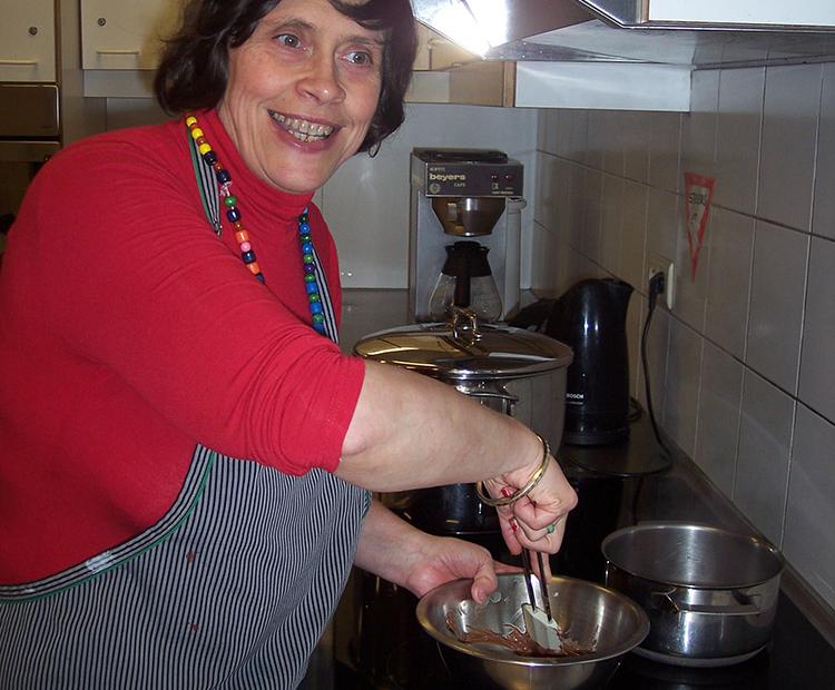 Koken - chocolade bewerken in activiteitencentrum Ateljee Hagelbos voor personen met een verstandelijke beperking