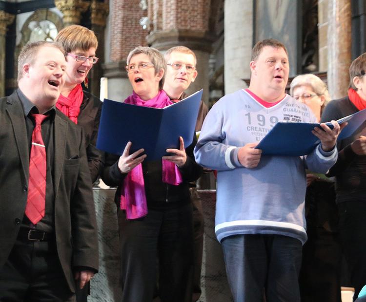 Koorleden zingen uit volle borst