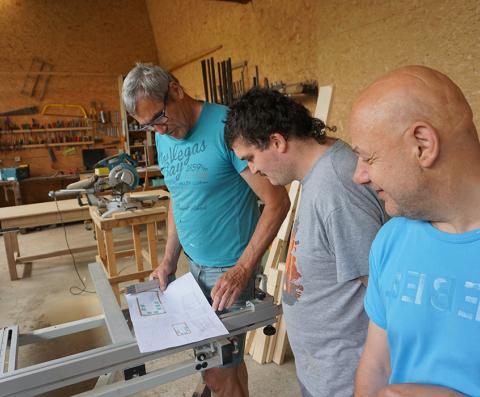 Cliënten van MPI Oosterlo helpen bij de bouw van de mobiele rustruimte - opstart