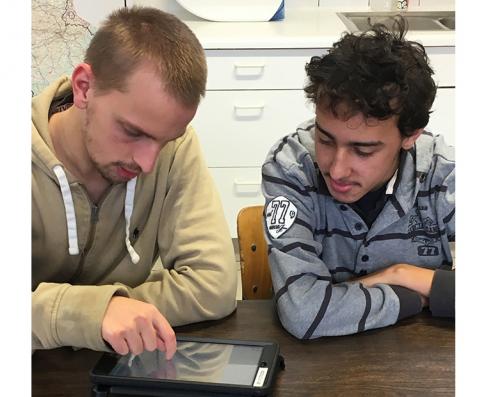 Onze jongeren met een verstandelijke beperking oefenen hun digitale vaardigheden op tablets in de leefgroep.