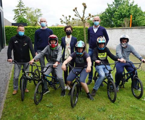 Verzekeringen Peeters overhandigt BMX'en aan enkele jongeren van MPI Oosterlo